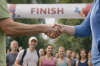 Handschlag vor dem Zieleinlauf beim Stadtlauf Düren